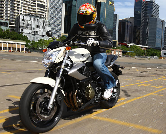 Prueba de la Yamaha XJ6 600 Naked 2009