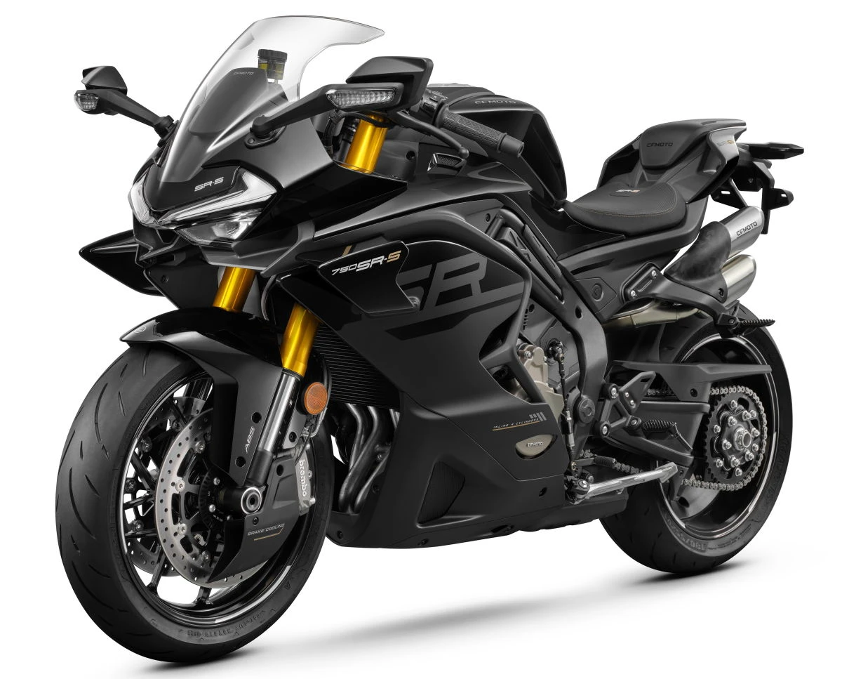 Une moto CFMOTO 750 SR-S
