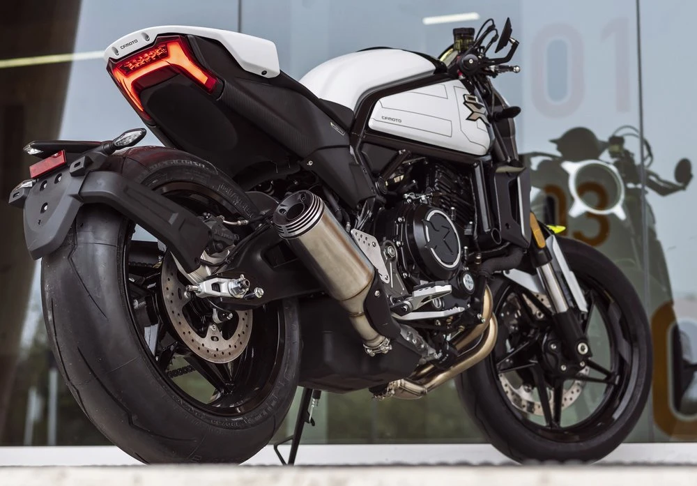 L'arrière de la CFMOTO CL-X 700 Sport