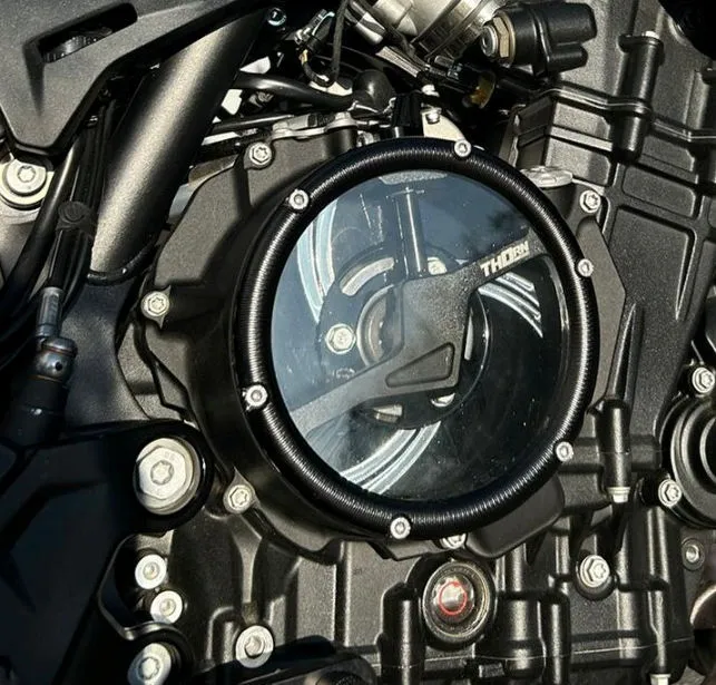 Le carter d'embrayage transparent de la CFMOTO NK 800 Thron Bikes