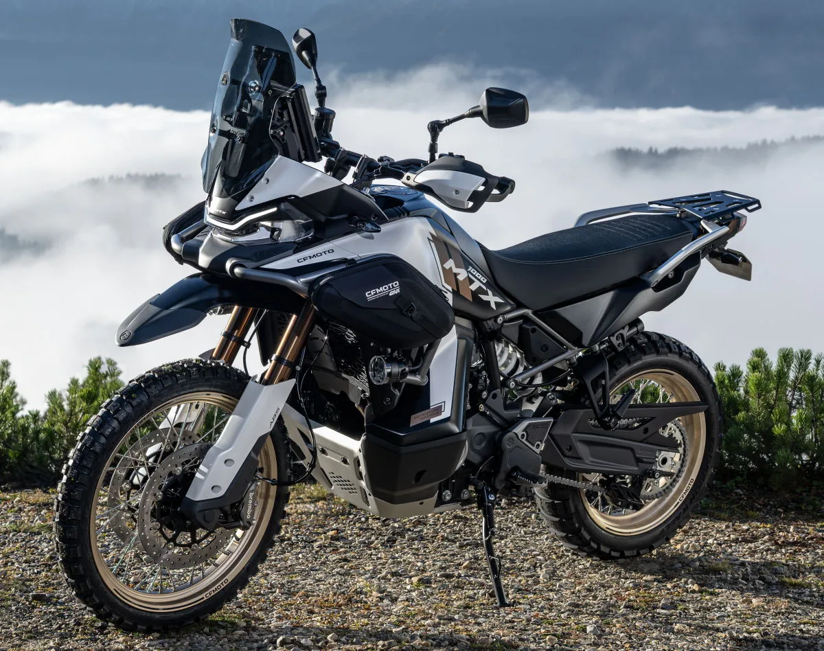 Une moto CFMOTO 1000MT-X Crafted, des arbustes et de la brume