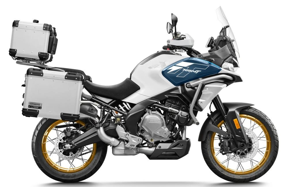 CFMOTO 700 MT 2025 avec le kit bagagerie