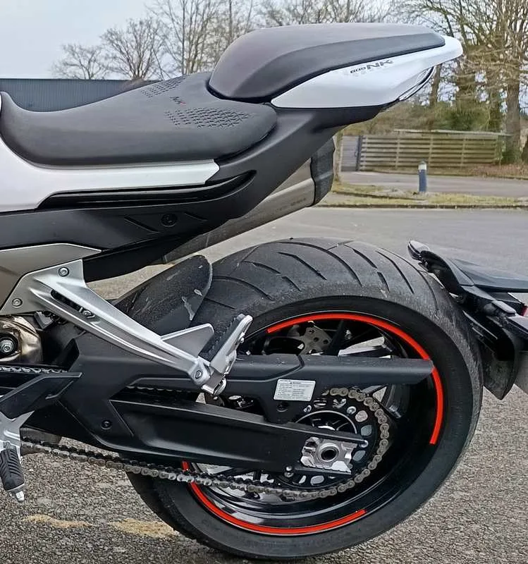 Arrière de la CFMoto 800NK advanced avec le carénage blanc