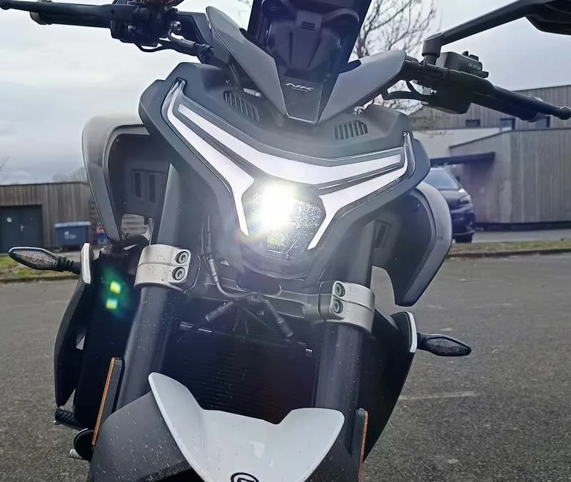 Optique avant de la 800NK Advanced 2023