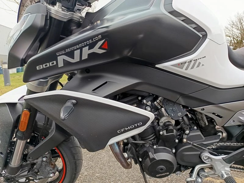 Vue du moteur et carénage gauche de la CFMoto 800 NK Advanced