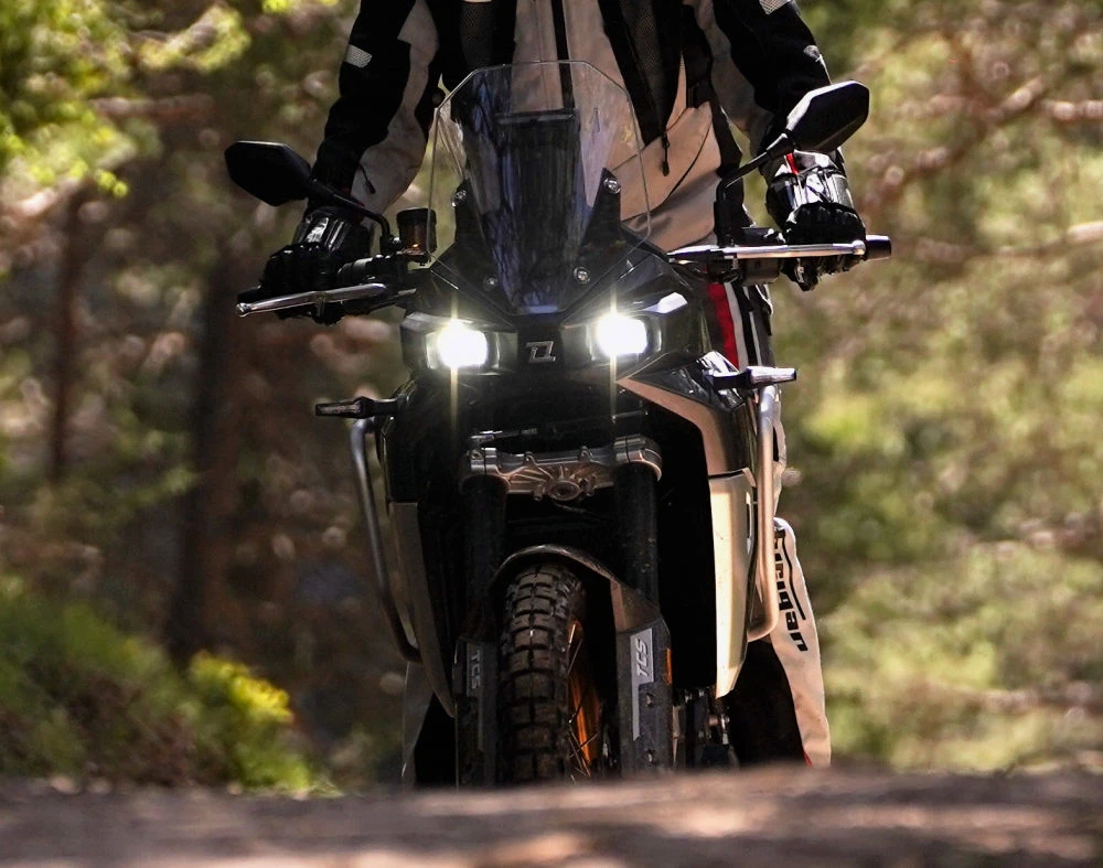 La Kove 800 X Pro roulant sur un chemin