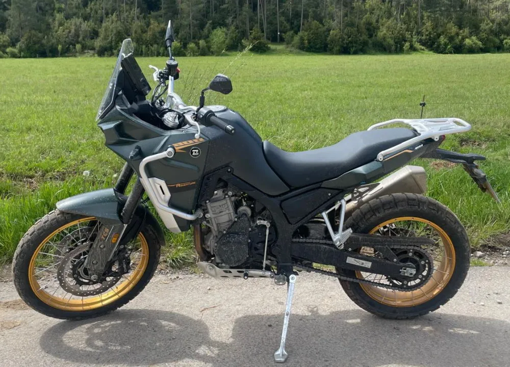 La Kove 800 X Pro devant un champ de verdure