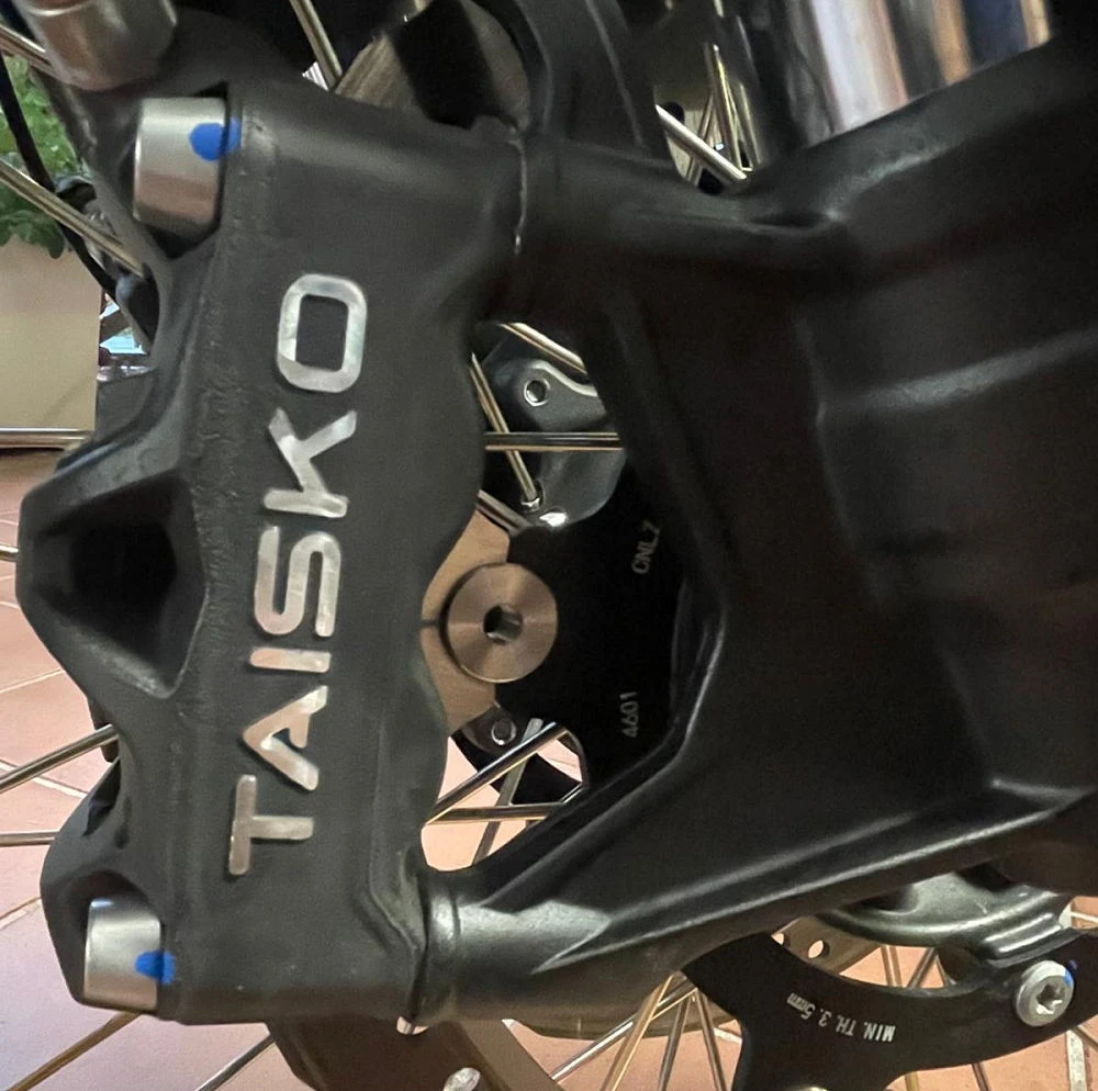 Un étrier de frein Kaisko de la Kove 800 X Pro