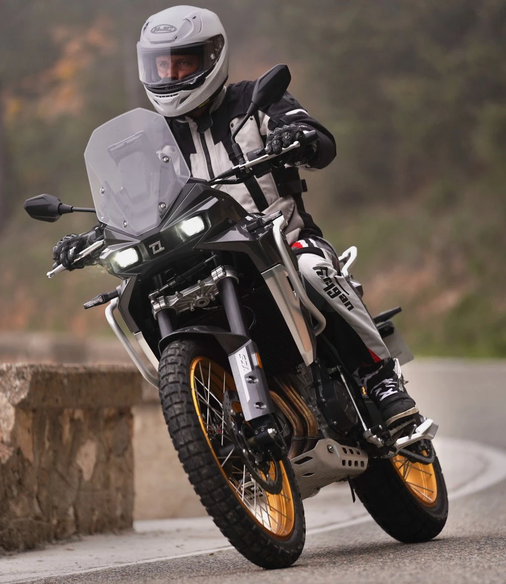 La Kove 800 X Pro abordant un virage