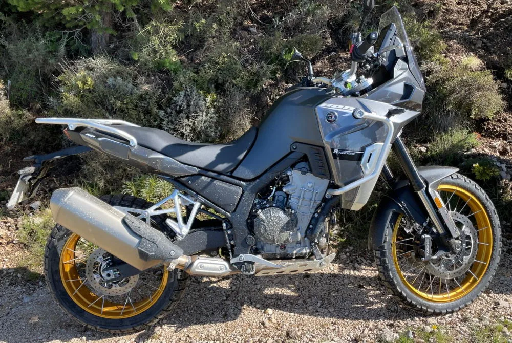 La Kove 800 X Pro sur le bord d'un chemin