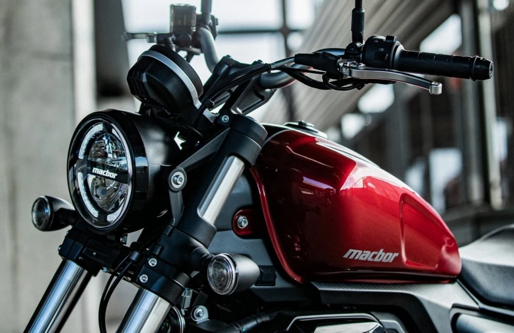 Le phare, le réservoir rouge, les clignotants et le guidon d'une moto Macbor Rockster 410