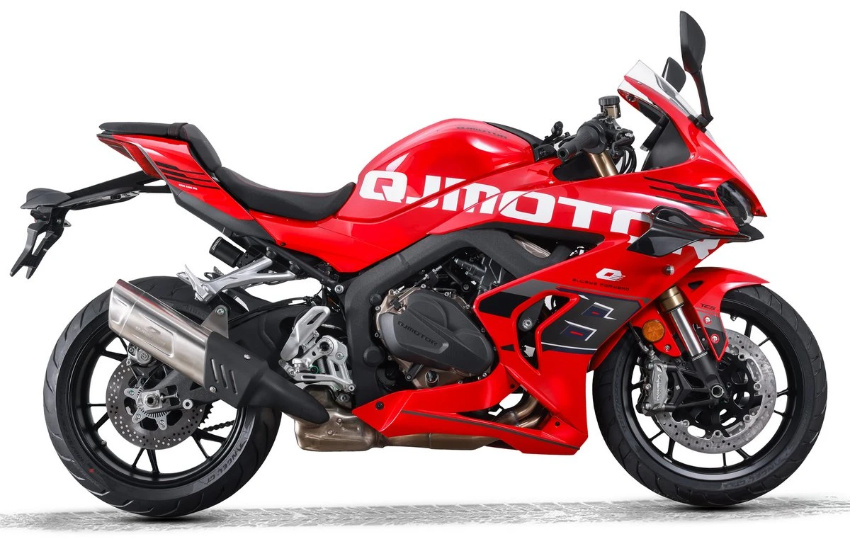 Une moto QJ Motor SRK 800 RS rouge