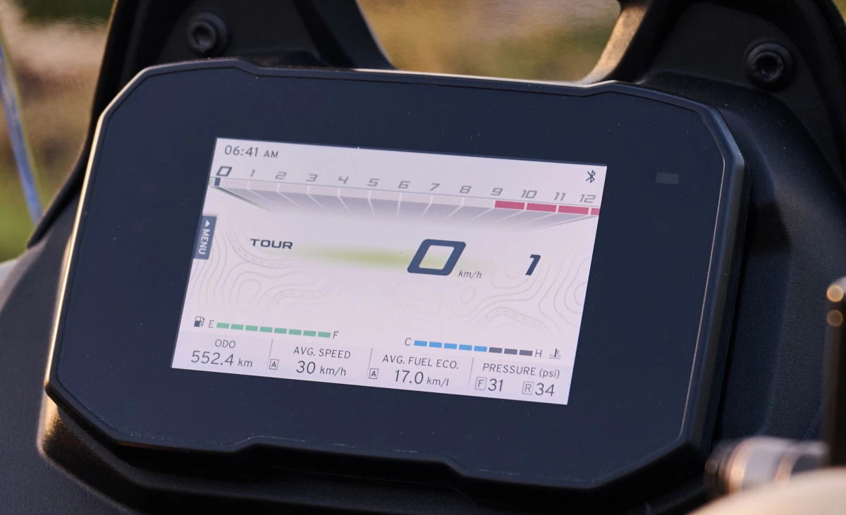 Le tableau de bord de la moto TVS RTX 300
