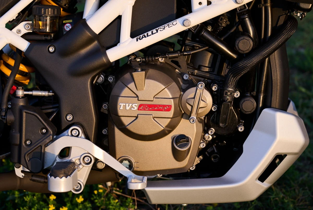 Un cadre blanc et une vue sur le moteur de la moto TVS RTX 300