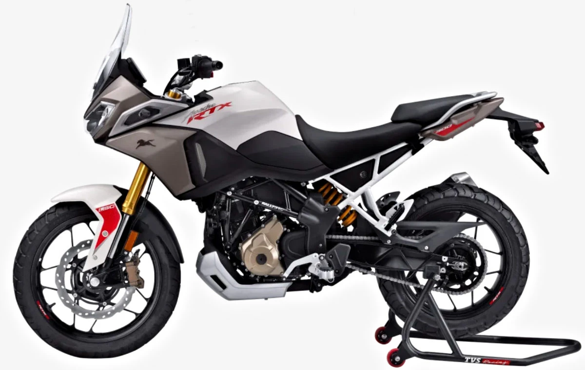 Une moto de type trail TVS 300 RTX