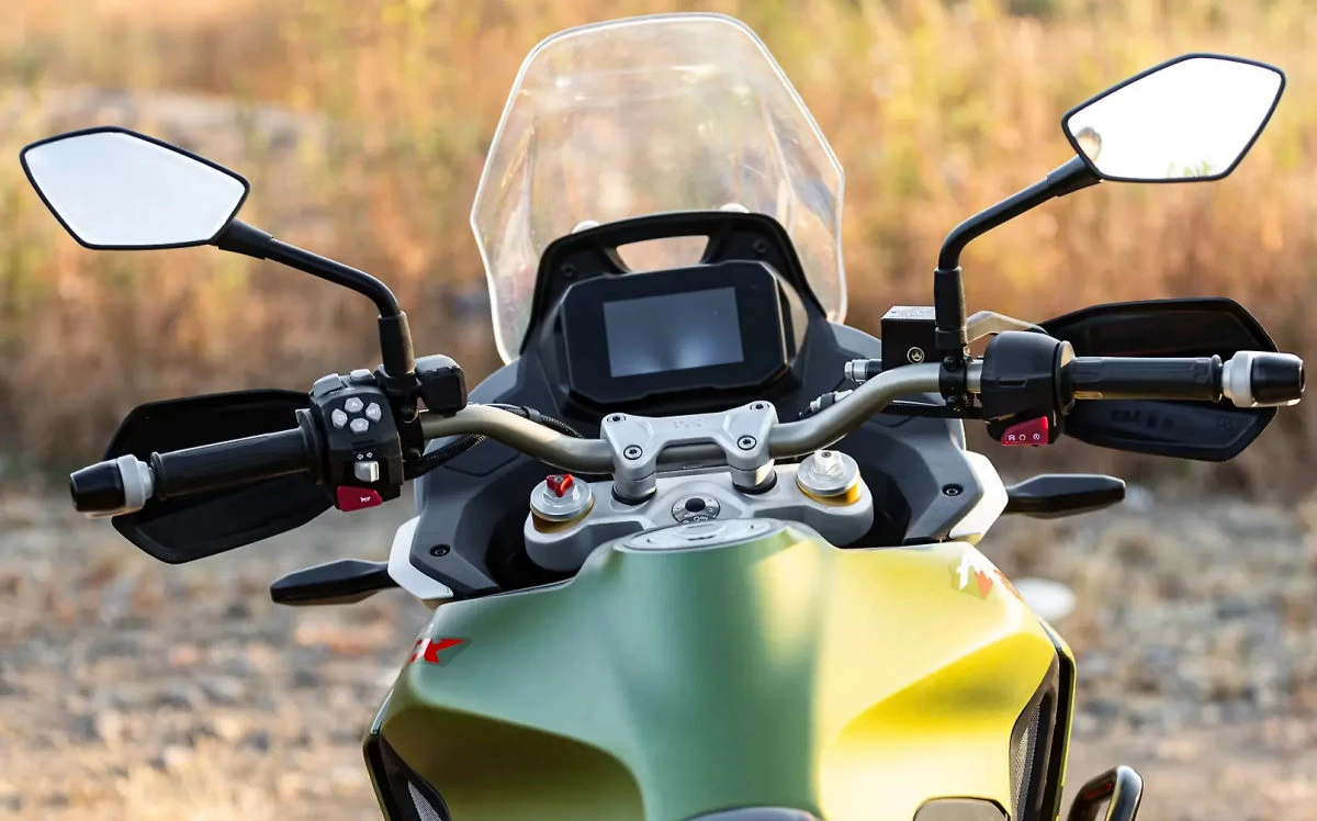 Le poste de conduite de la TVS 300 RTX