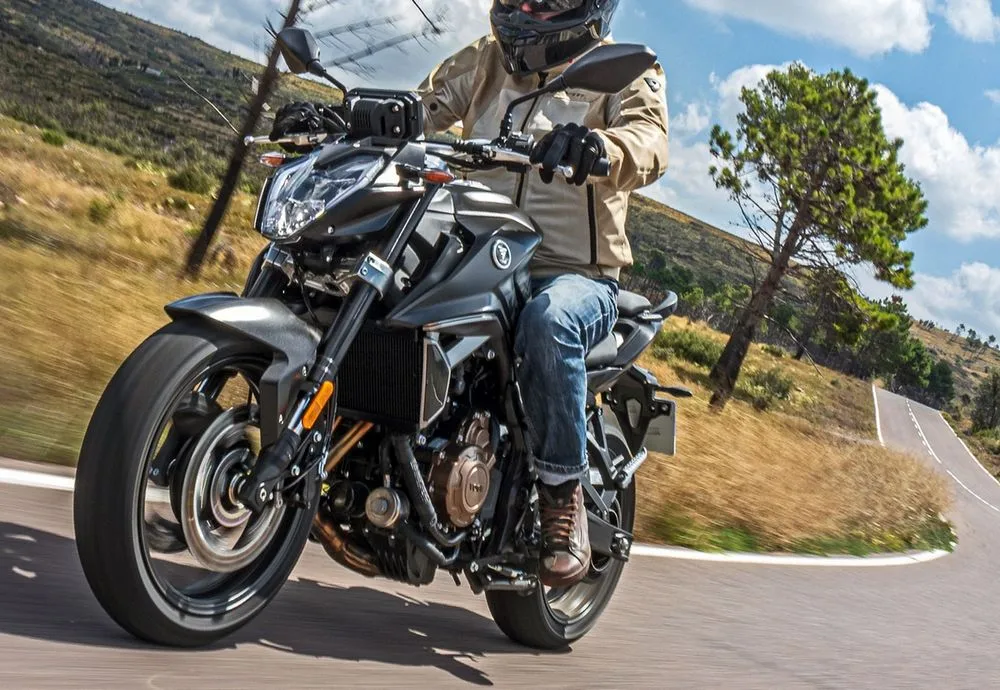 Une moto Voge 625 R sur la route