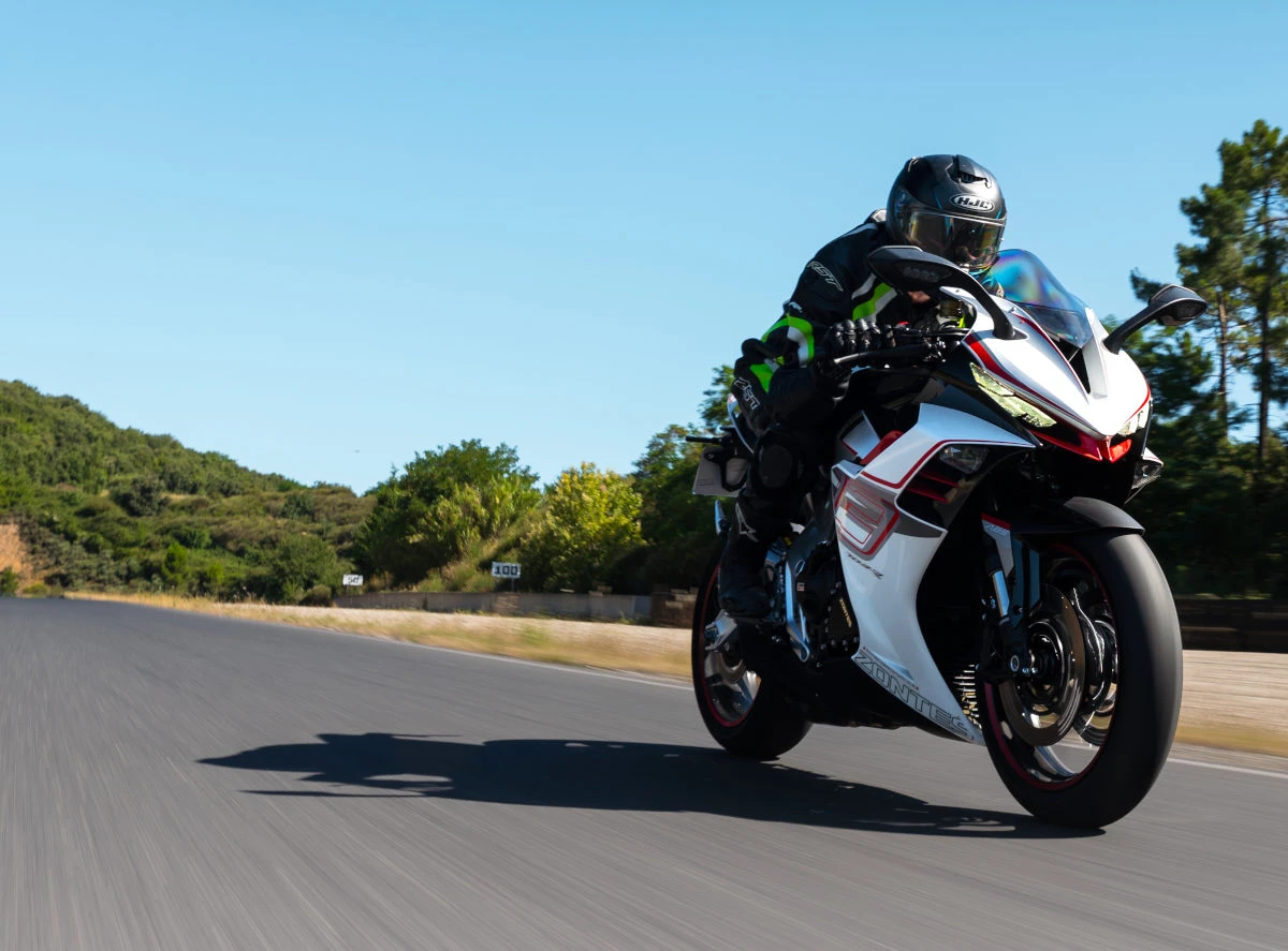 La Zontes 703RR rouge sur piste