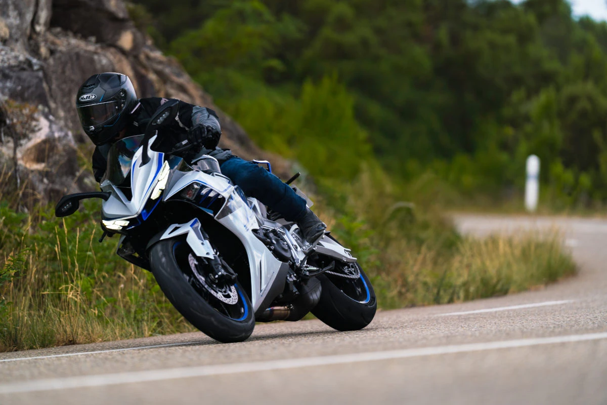 La Zontes 703RR bleue dans un virage