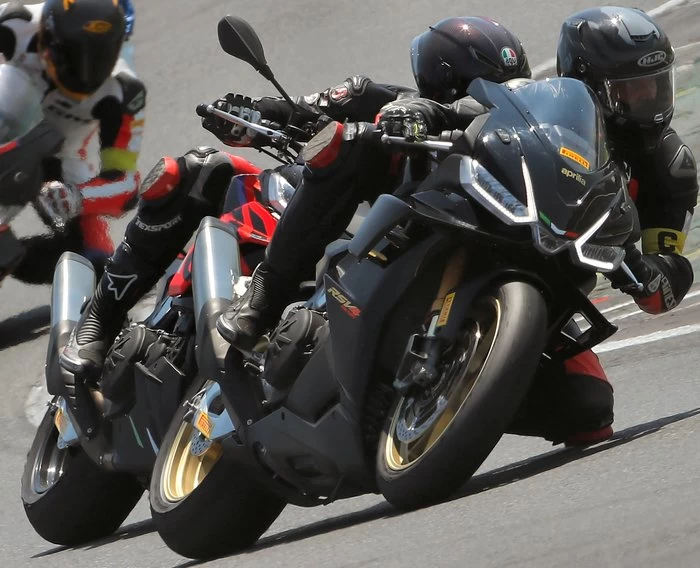 Guido lors de l'essai de l'Aprilia RSV4 1100 sur le circuit de Misano