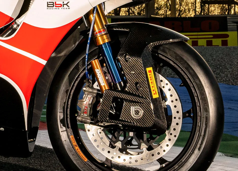 Un garde-boue en carbone, un pneu slick, une fourche inversée Showa, un étrier de frein Brembo GP4, un disque de frein