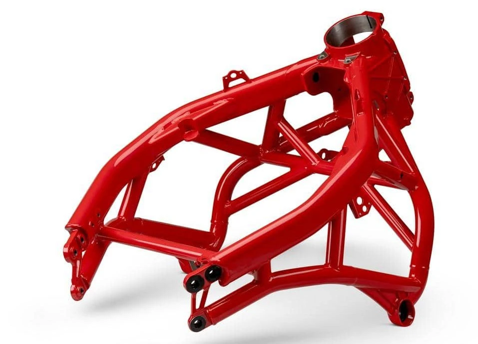 Un cadre moto rouge, composé de tubes en acier, de la moto Bimota KB998 Rimini