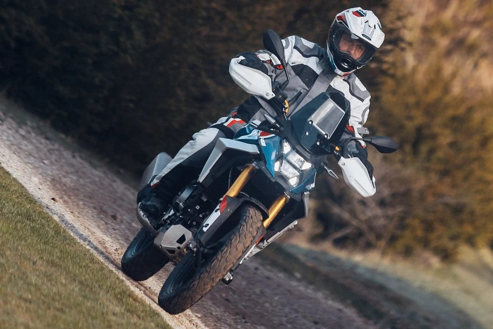 Une moto BMW F 450 GS Rally sur une route de terre