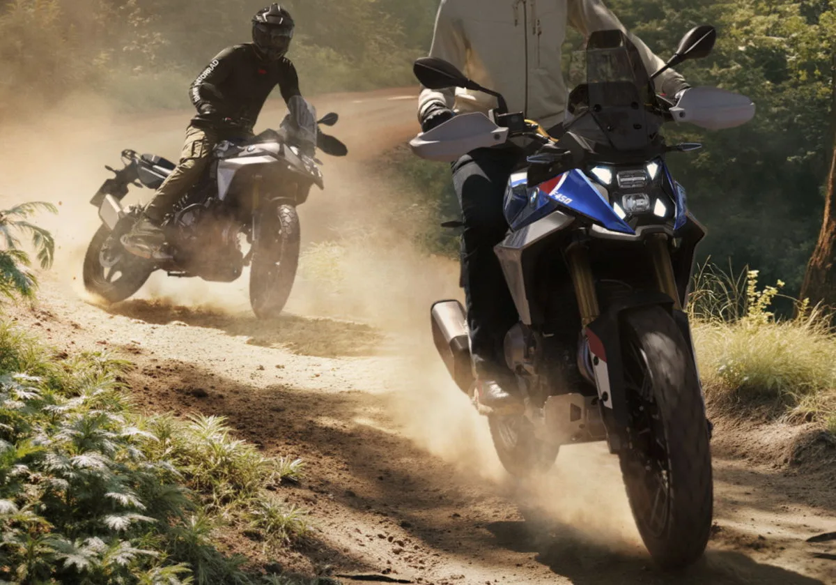 Une image IA représentant deux motos F 450 GS sur un chemin de terre