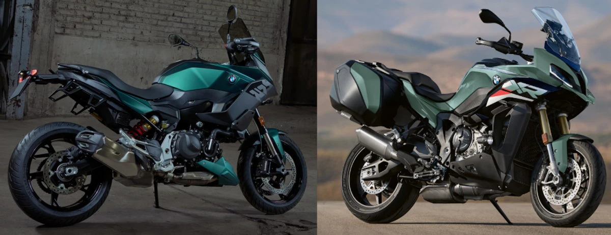 Une moto BMW F 900 XR verte dans un hangar sombre et une BMW M 1000 XR verte en exterieur