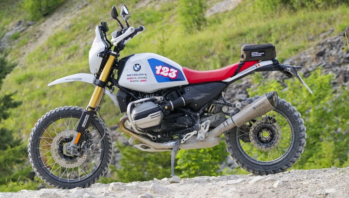Une moto BMW 1200 R 12 G/S Trophy Competition Bike, de l'herbe et des cailloux