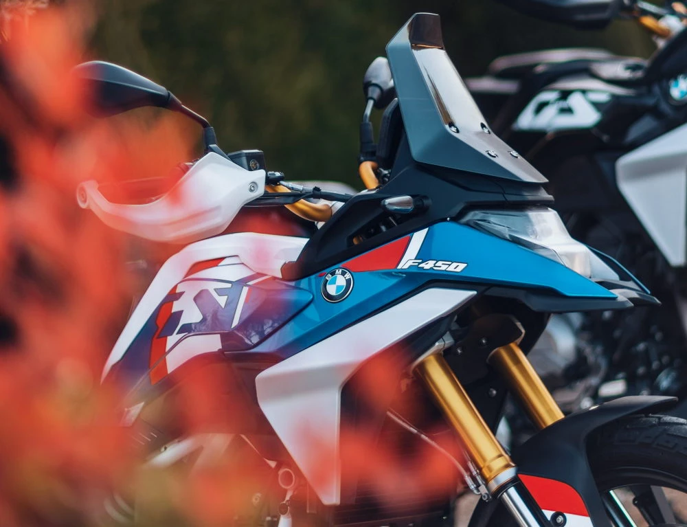 Le devant d'une BMW F 450 GS bleu blanc et rouge