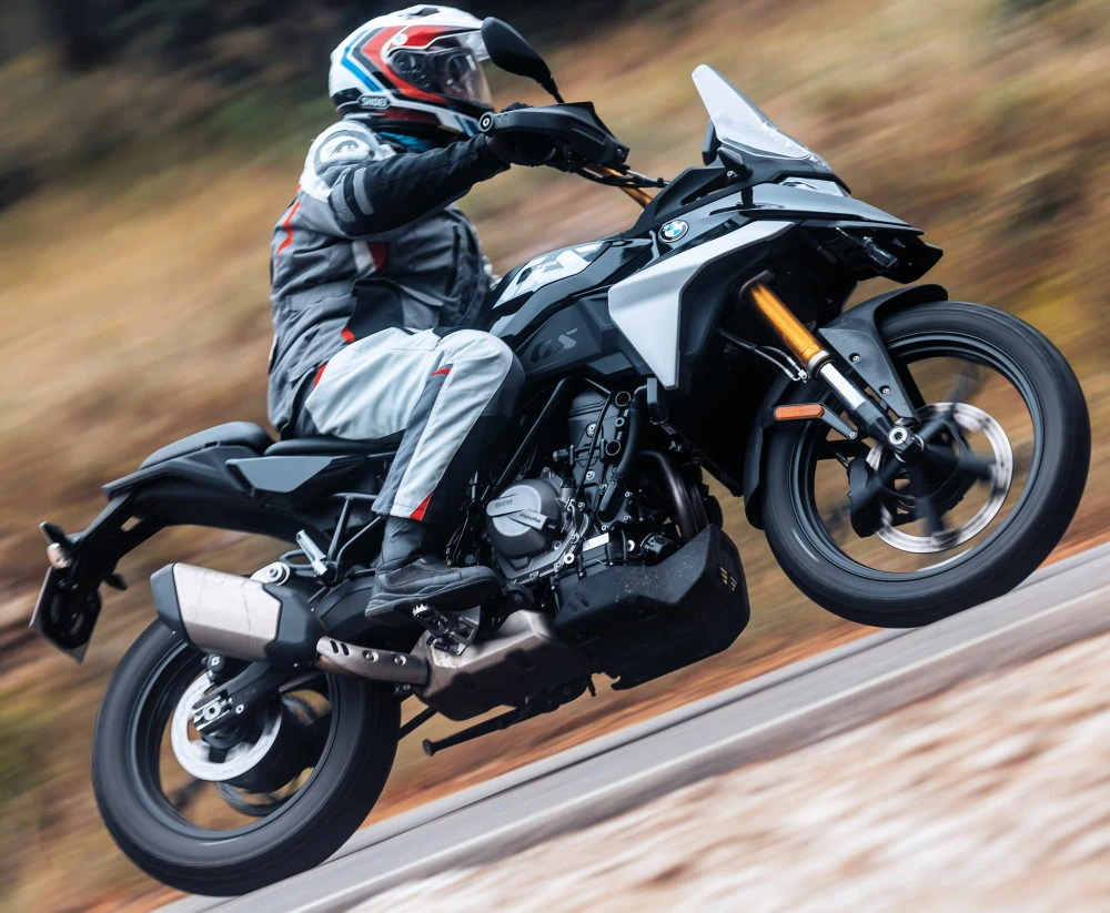 Une moto BMW F 450 GS noire et un motard avec des vetements typés aventure