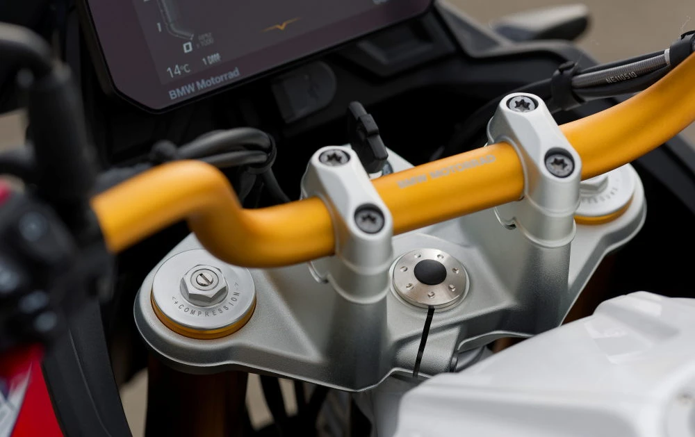 Un guidon de moto finition dorée et un té de fourche