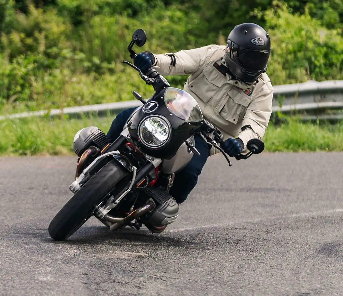 Vue de face de la R12 nineT dans un virage à gauche