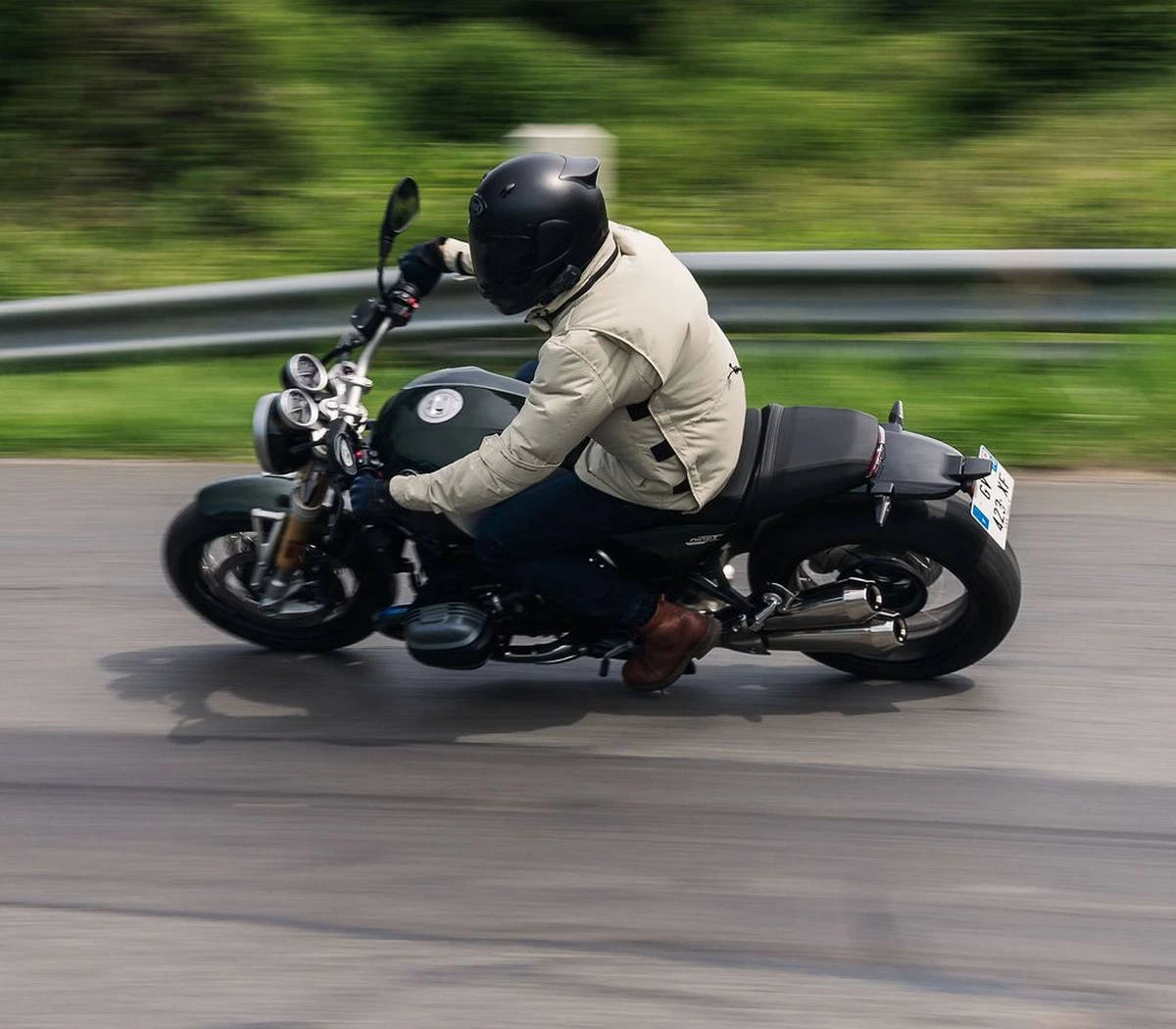 La moto dans un virage à gauche