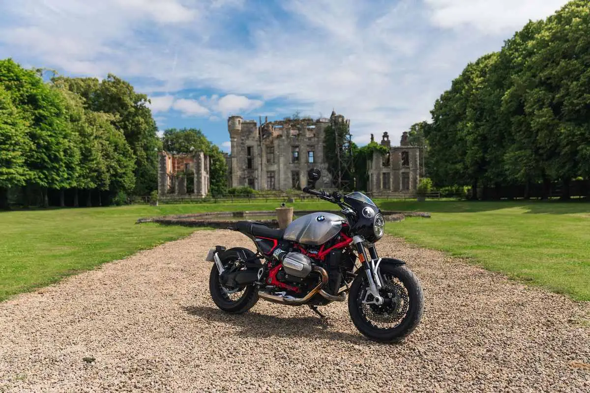 La moto devant les runies d'un château