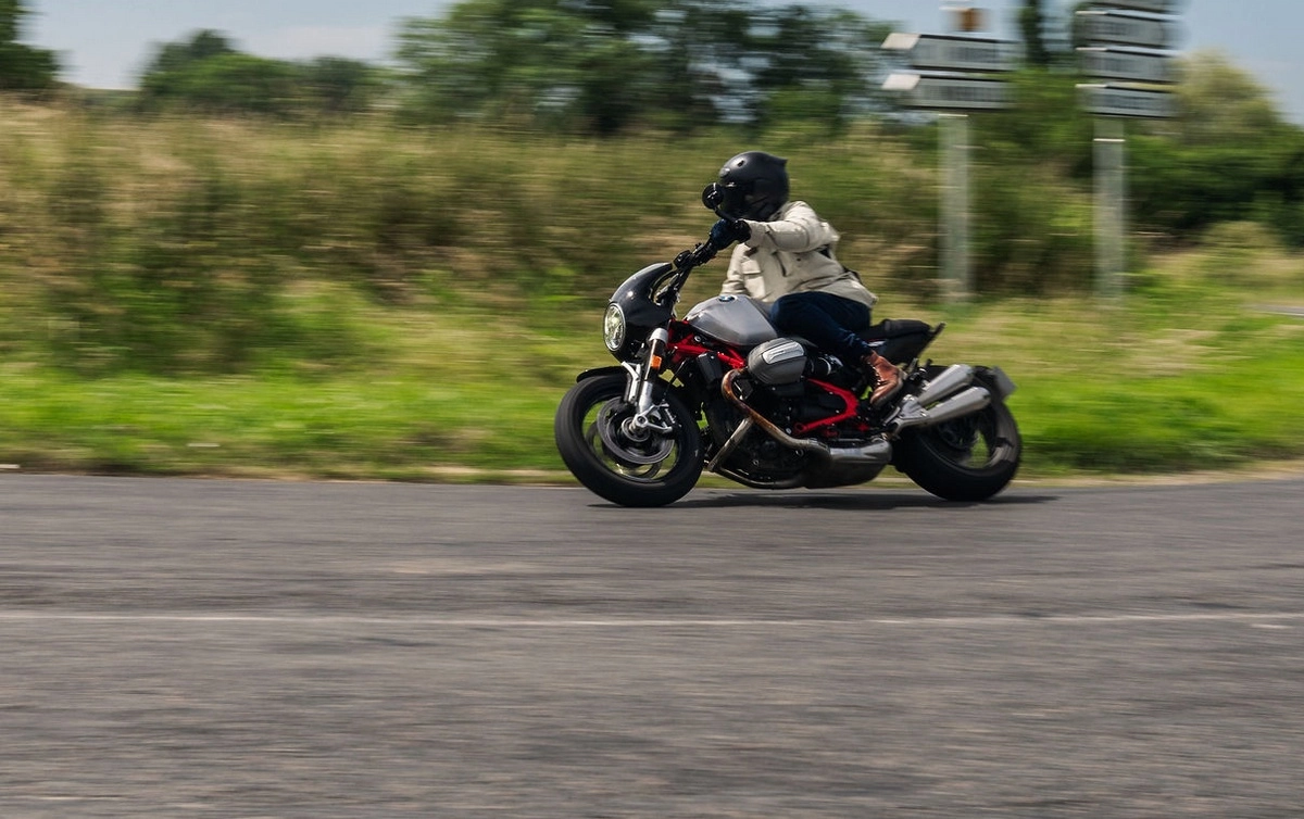 La BMW R12 nineT 2024 en courbe