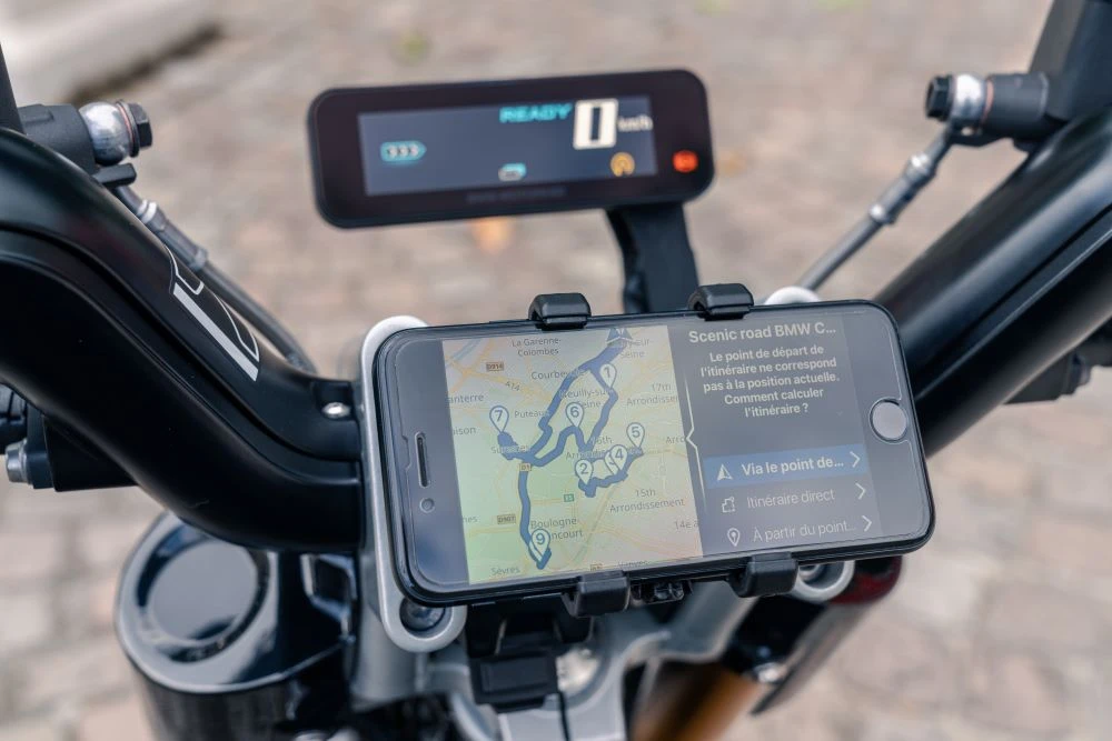 moto-BMW_CE02-2024-téléphone