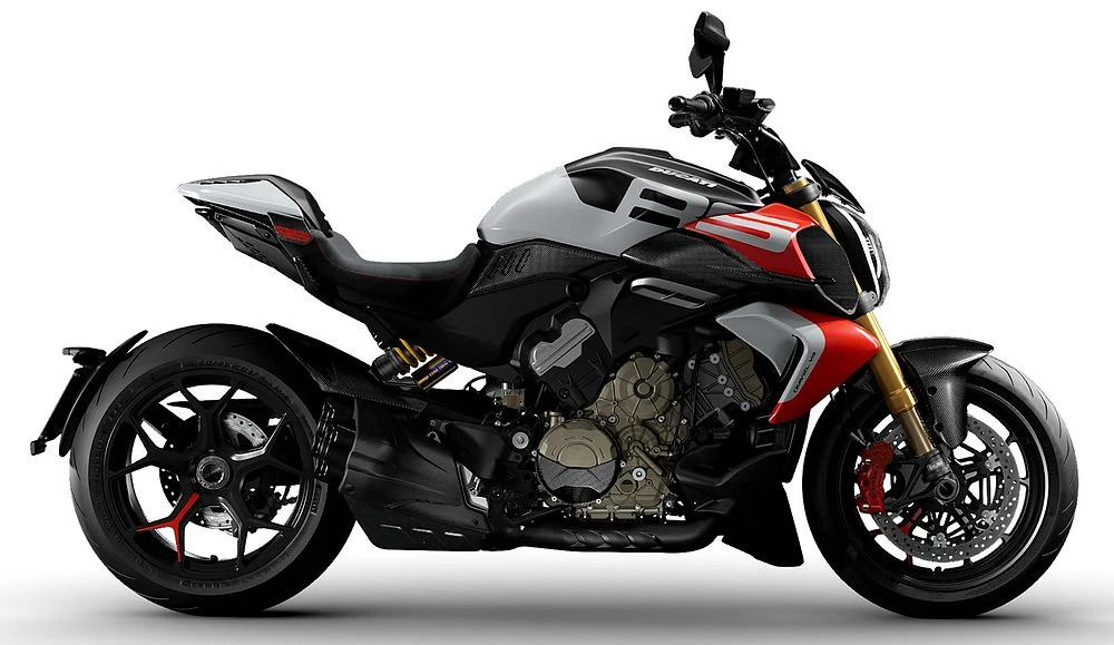 Une moto Ducati 1100 Diavel V4 RS vue de profil