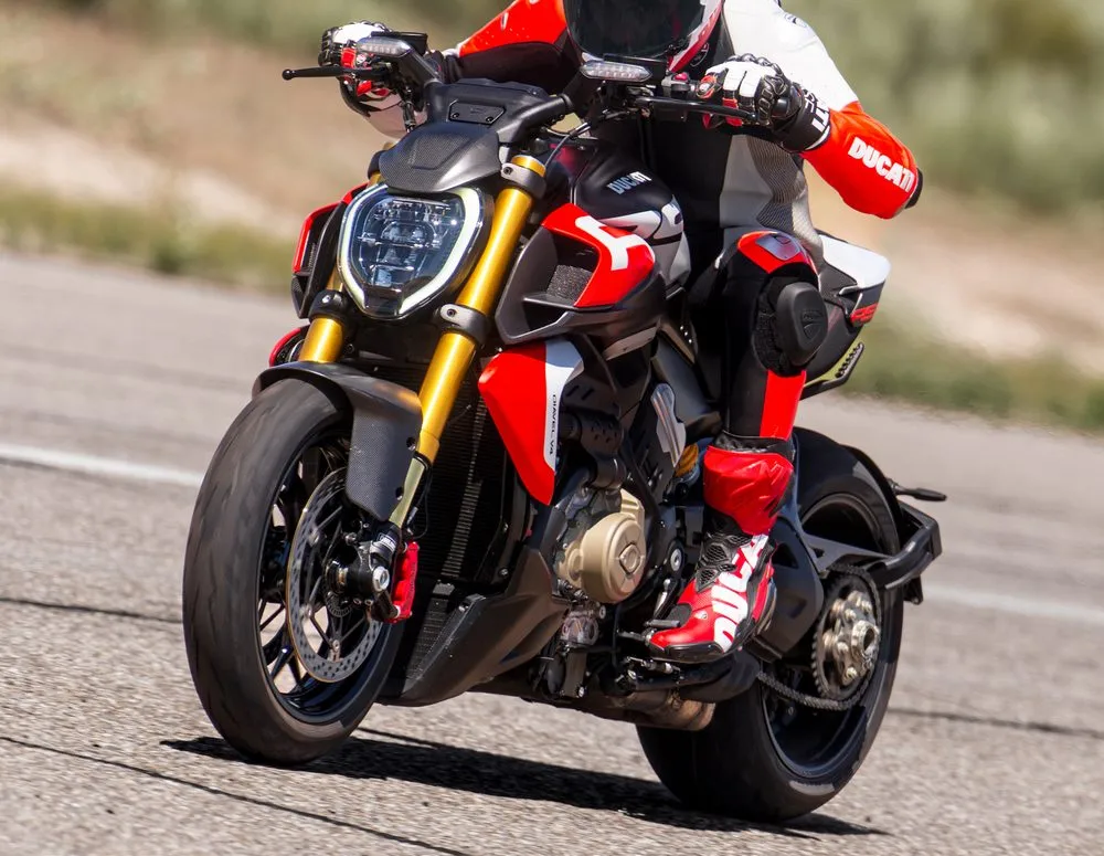 Une moto Ducati 1100 Diavel V4 RS sur circuit
