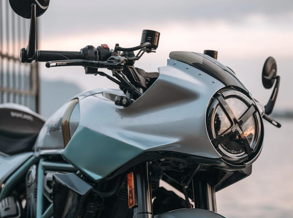 Le carénage avant et le phare de la moto Ducati Formula 73