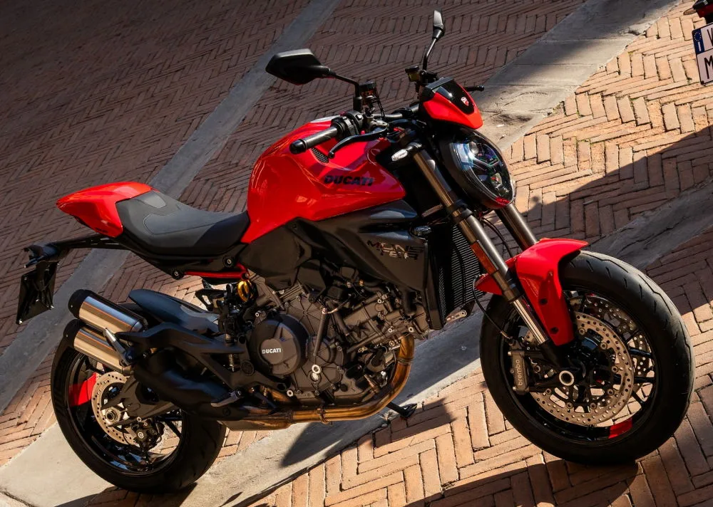 La Ducati 890 Monster de 2026 garée sur une place publique