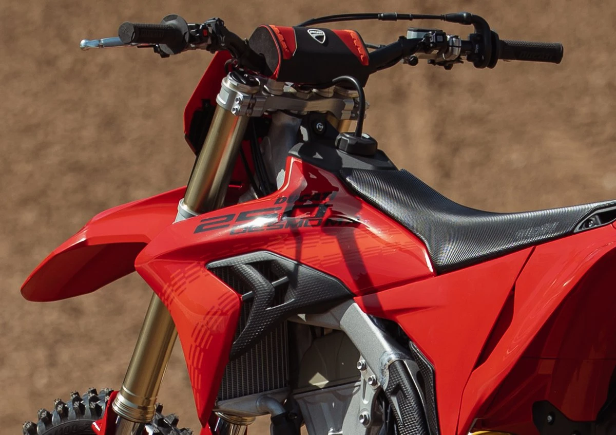 Le poste de pilotage d'une moto Ducati Desmo 250 MX