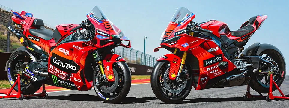 Une Ducati Desmosedici GP25 et une Ducati 1100 Panigale V4 S Marquez World Champion Replica sur un circuit