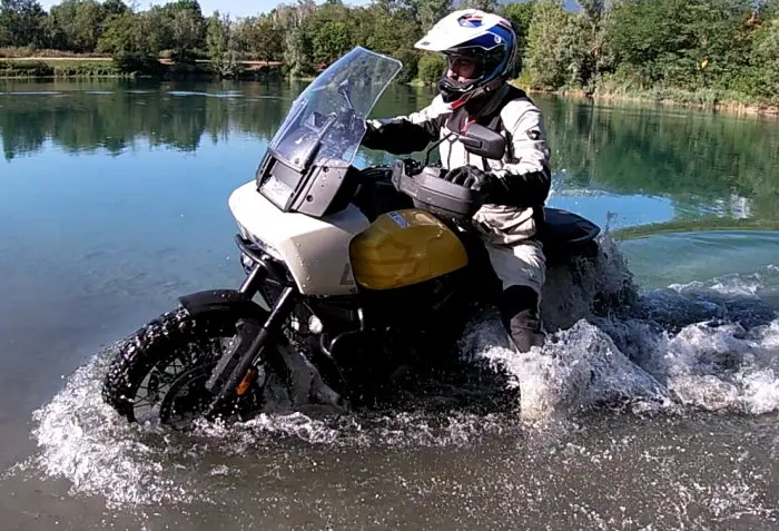 Immersion dans l'eau de la Harley-Davidson 1250 Pan America Special