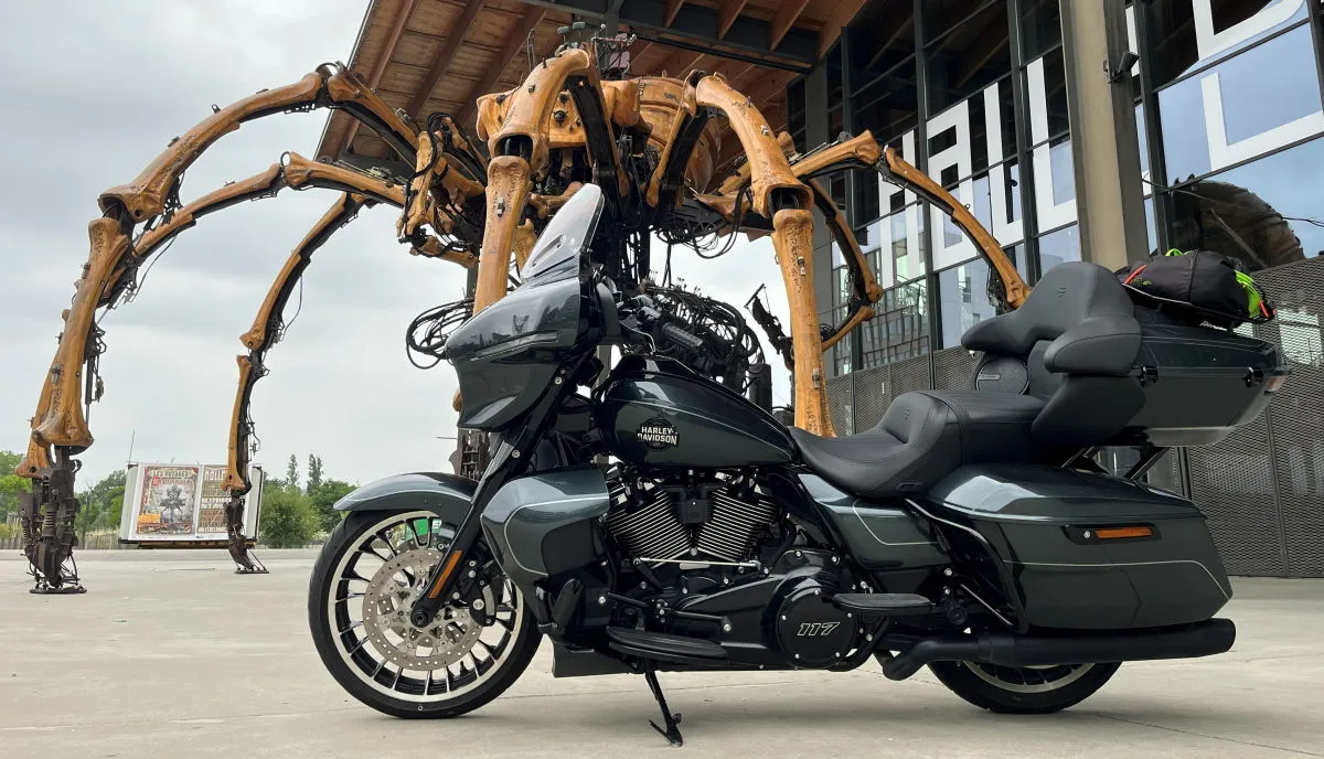 Une moto Harley-Davidson Street Glide Limited et la Grande Araignée de la Halle de la machine à Toulouse