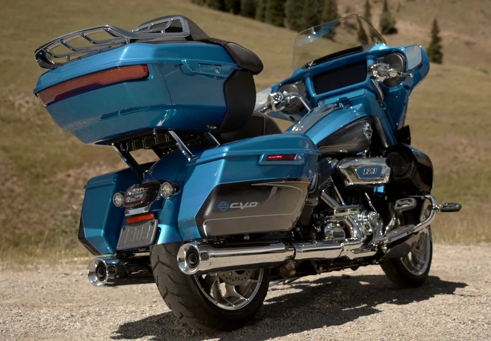 Une Harley CVO 1980 Street Glide Limited bleue