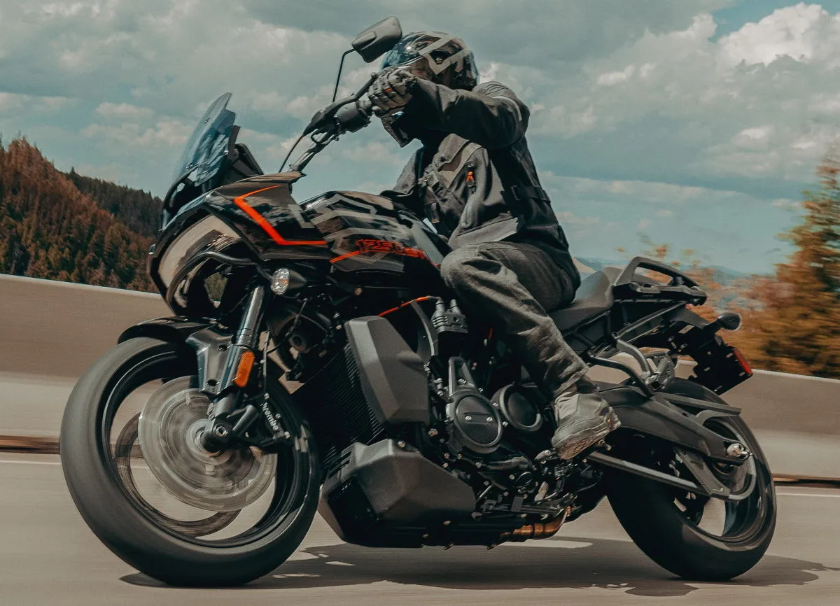 Harley-Davidson Pan America 1250 ST à l'attaque