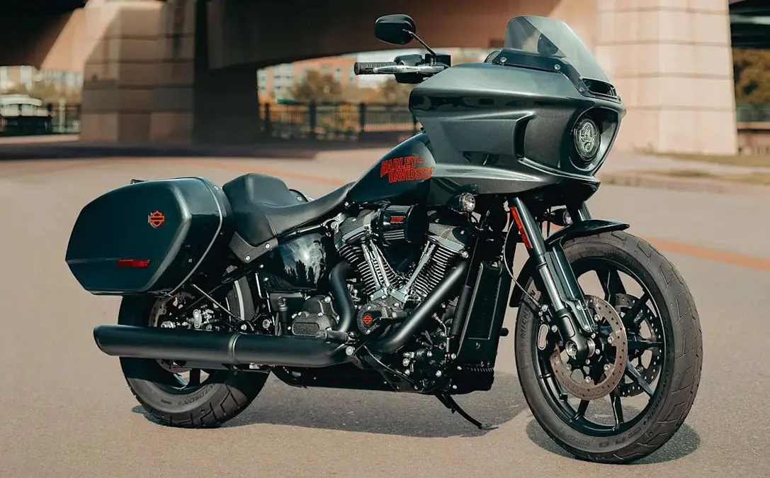 La Harley-Davidson 1920 Softail Low Rider ST FXLRST en extérieur