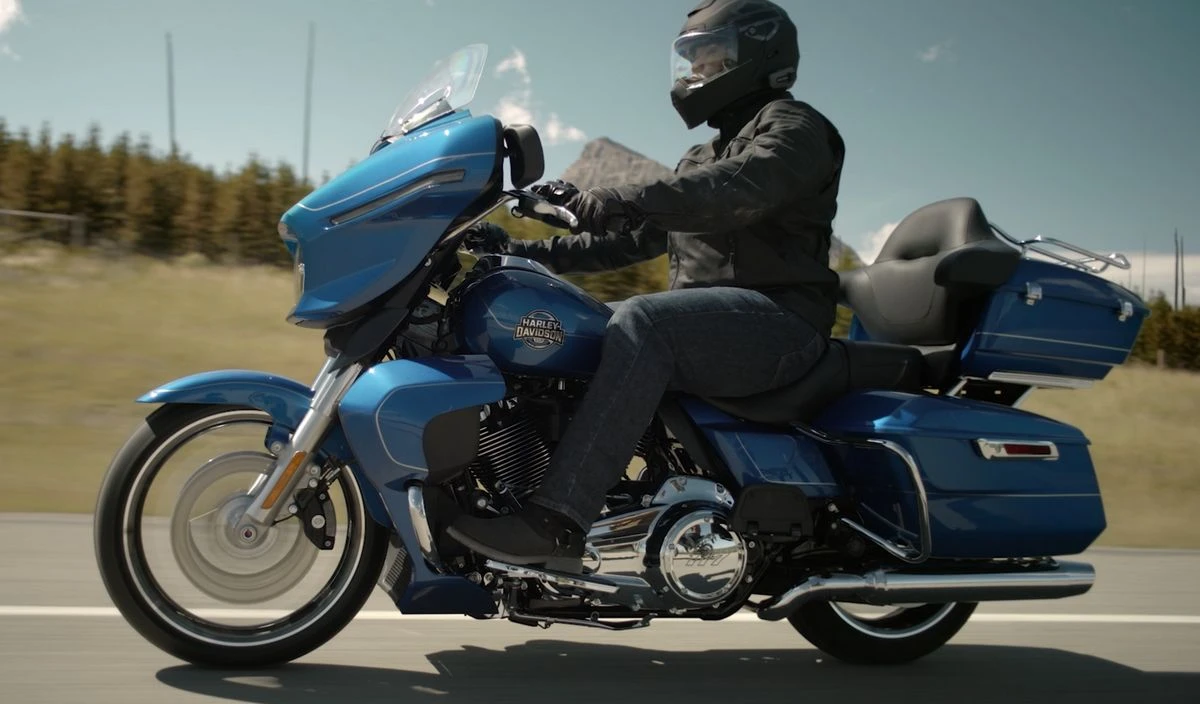 Harley-Davidson 1920 Street Glide Ultra FLHXU - sur la route